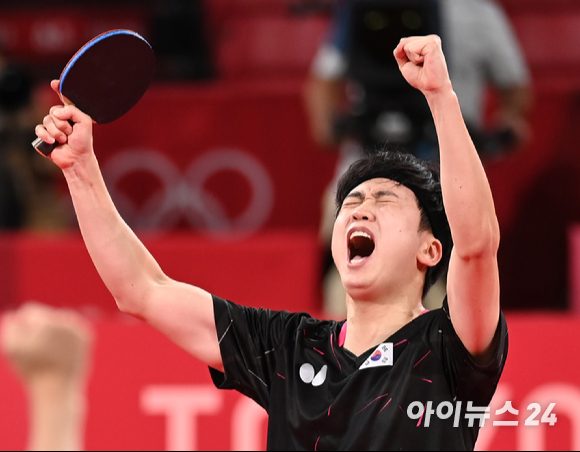 2020 도쿄올림픽 탁구 남자 단체전 한국과 일본의 동메달 결정전이 6일 오전 일본 도쿄체육관에서 열렸다. 한국 정영식이 단식 경기에서 3-0으로 승리하고 기뻐하고 있다.