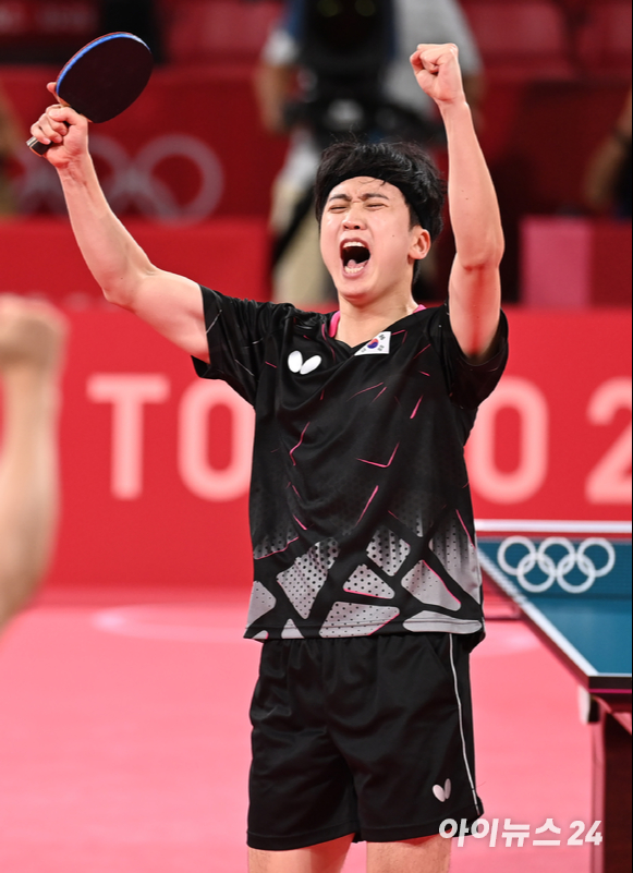 2020 도쿄올림픽 탁구 남자 단체전 한국과 일본의 동메달 결정전이 6일 오전 일본 도쿄체육관에서 열렸다. 한국 정영식이 단식 경기에서 3-0으로 승리하고 기뻐하고 있다.