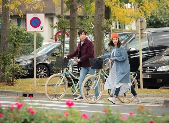 JTBC 드라마 '더 패키지'에서 이연희와 정용화가 자전거 여행을 하고 있다.  [사진=드라마하우스, JYP픽쳐스]