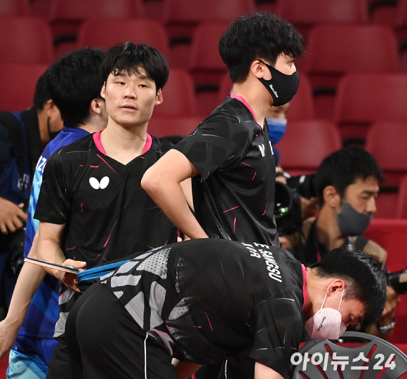 6일 오전 일본 도쿄체육관에서 열린 2020 도쿄올림픽 탁구 남자 단체전 한국과 일본의 동메달 결정전에서 한국이 패한 가운데 한국 정영식, 이상수가 경기장을 나서고 있다. [사진=정소희 기자]