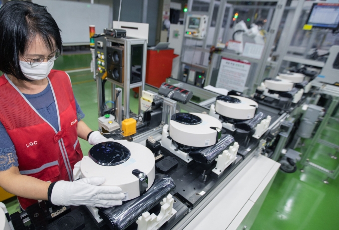 LG전자 직원들이 경남 창원시에 있는 로봇청소기 생산라인에서 코드제로 R9 오브제컬렉션(모델명 RO971WA)를 생산하고 있는 모습.  [사진=LG전자]