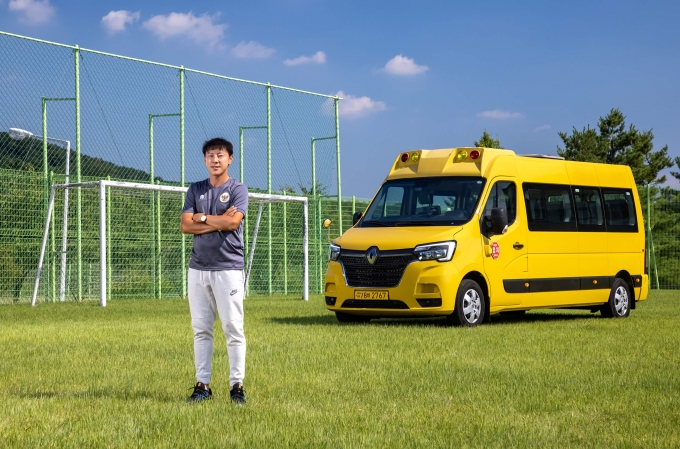 르노삼성자동차가 '르노 마스터' 홍보대사로 신태용 축구감독을 선정했다. [사진=르노삼성자동차]