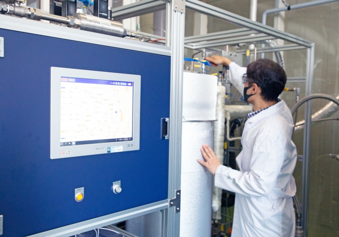에너지연 연구원이 암모니아 분해반응기의 밸브와 센서를 점검하고 있다. [사진=에너지연]