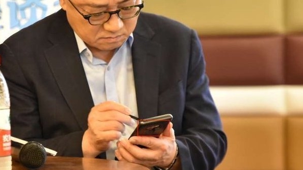 고동진 삼성전자 IM부문 사장이 지난 2018년 7월 중국 미디어 행사 도중 갤럭시노트9을 쓰고 있는 모습. [사진=샘모바일]