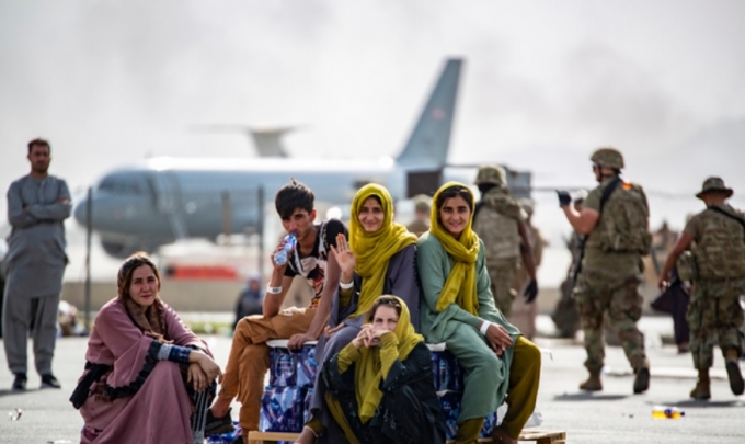 20일(현지시간) 아프가니스탄 카불의 하미드 카르자이 국제공항에서 아프간 어린이들이 가족과 함께 탑승할 비행기를 기다리며 밝게 웃고 있다. 조 바이든 미국 대통령은 탈레반이 장악한 아프간에서 모든 미국인을 귀환시킬 것과 미국을 지원한 모든 아프간인을 대피시킬 것을 재차 다짐했다. 2021.08.21. [사진=뉴시스]