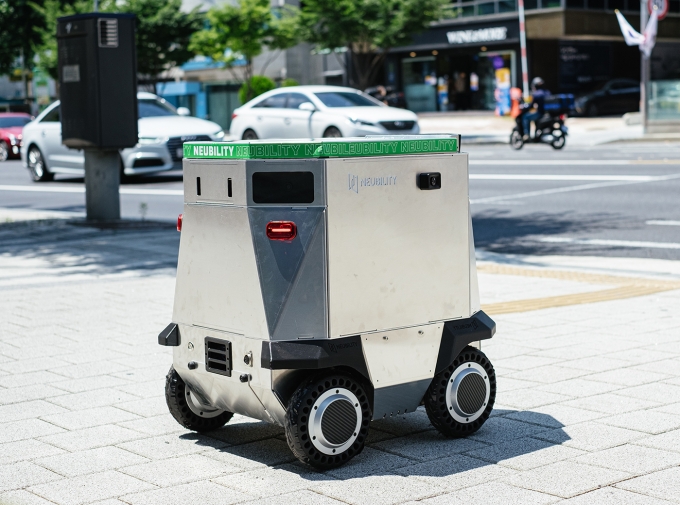 스타트업 '뉴빌리티'가 개발한 자율주행 배달 로봇 모습  [사진=세븐일레븐]