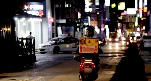 서울 시내에서 배달원이 음식을 배달하고 있는 모습 [사진=뉴시스]