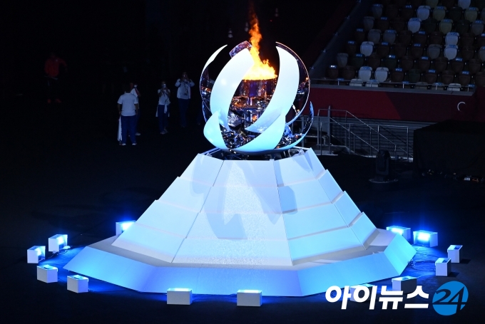 '2020 도쿄올림픽'이 17일간의 열전을 마무리하고 8일 오후 일본 도쿄 올림픽스타디움(국립경기장)에서 폐회식을 개최했다. 성화대의 불이 꺼지고 있다. [사진=정소희 기자]