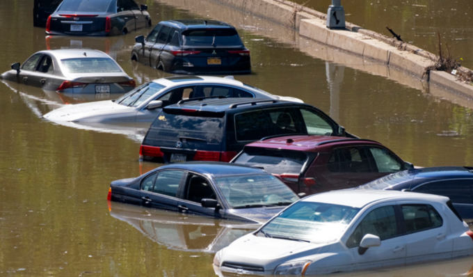 미국 뉴욕의 브롱크스 자치구에 있는 메이저 디건 고속도로가 허리케인 아이다가 뿌린 폭우로 차량이 물에 잠겨 있다.  [사진=뉴시스]
