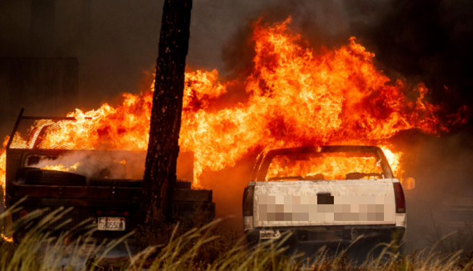 미국 서부에서 '딕시 산불'이 번지며 차량에 불이 옮겨붙고 있다. [사진=뉴시스]