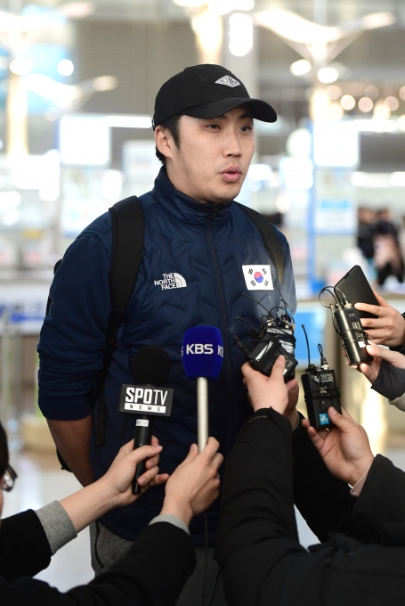 송경택 한국 쇼트트랙 대표팀 감독이 27일 인천공항에서 취재진과 인터뷰를 진행하고 있다.