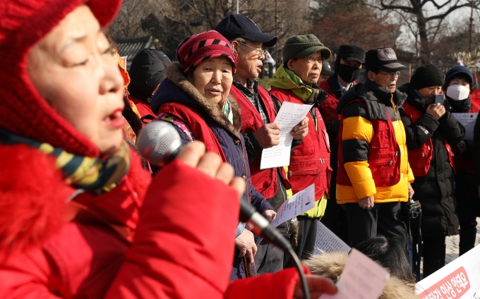 금융권에서도 시니어 세대 맞춤형 상품과 서비스는 제대로 갖추지 못한 실정이다. 사진은 이달 23일 청와대 분수대 광장에서 연탄값 인상에 따른 대책 요구 기자회견을 열고 연탄가격 동결을 촉구하는 연탄 사용가구 단체의 모습. [사진=뉴시스]