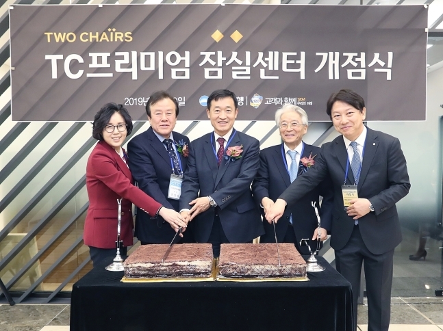 우리은행은 지난 29일 잠실역금융센터 2층에 ‘Two Chairs 프리미엄 잠실센터’를 개점했다. 이날 개점식에는 정채봉 우리은행 영업부문장과 정종숙 우리은행 WM그룹장 등 주요인사가 참석했다. (왼측부터 정종숙 우리은행 WM그룹장, 전영강 프론트해운 회장, 정채봉 우리은행 영업부문장, 최재영 거봉아이앤씨 회장, 신현조 Two Chairs 프리미엄 잠실센터장)[사진=우리은행]