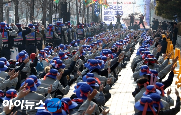 대우조선 노조가 지난달 27일 서울 산업은행 앞에서 매각 저지 결의대회를 열었다. [뉴시스]
