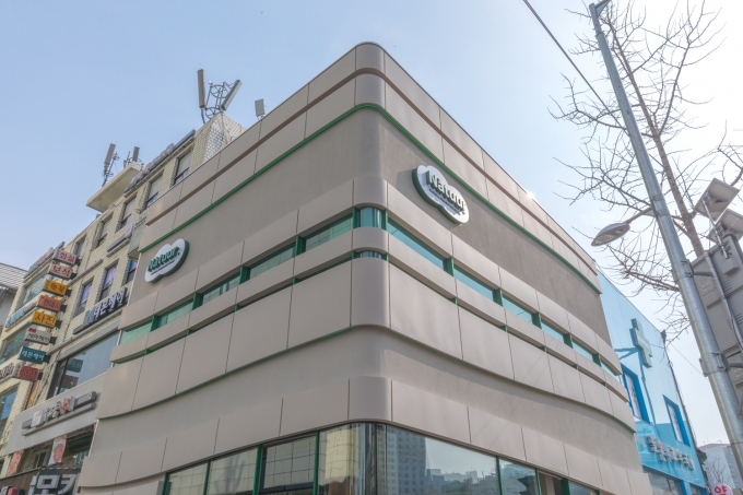 새로운 BI가 적용된 나뚜루 플래그십스토어가 15일 서울 신촌에 오픈했다. [사진=롯데제과]