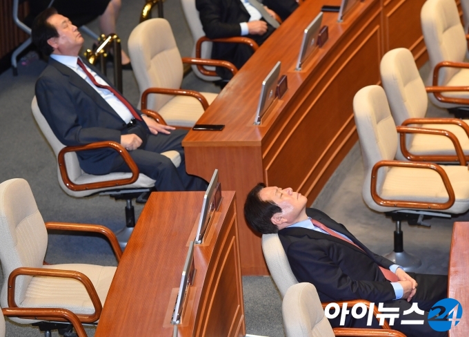 졸고 있는 자유한국당 김무성, 정양석 의원