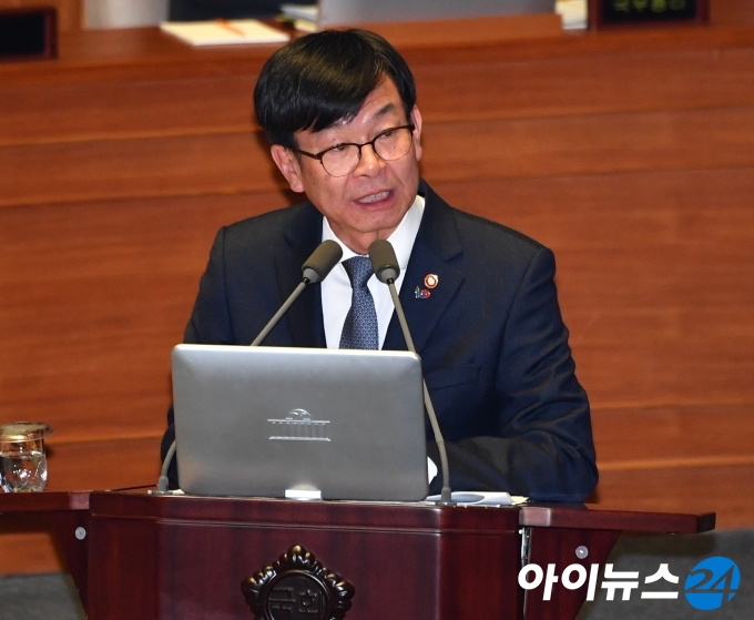 답변하는 김상조 공정거래위원장.