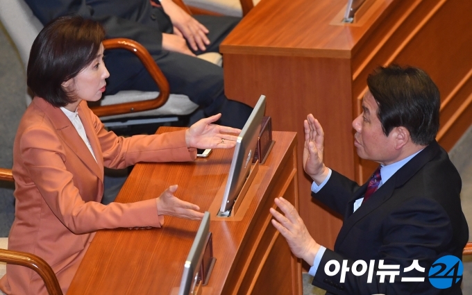 나경원 자유한국당 원내대표(왼쪽)가 정양석 원내수석부대표와 얘기를 나누고 있다.