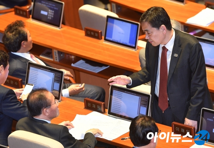 곽상도 자유한국당 의원이 동료 의원들과 얘기를 나누고 있다.