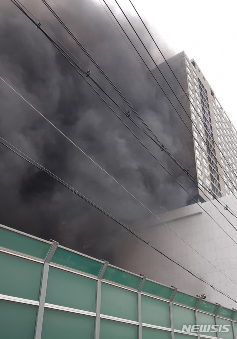 27일 오후 경기 용인시 성복역 롯데몰 건설 현장에 화재가 발생했다. [사진=뉴시스]