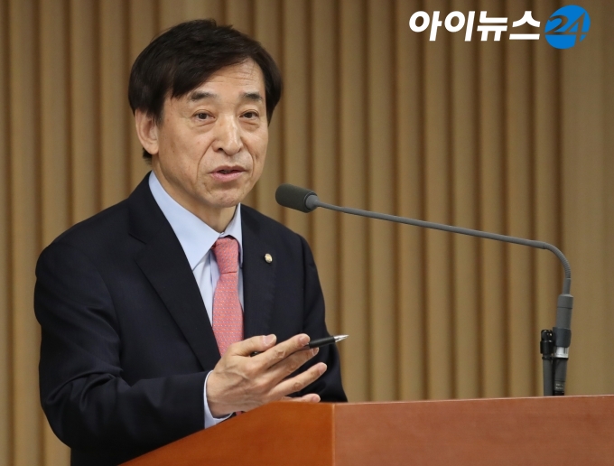 1일 이주열 한국은행 총재가 서울 세종대로 한은 본관에서 열린 출입기자단 오찬 간담회에 참석해 질의에 답하고 있다. [사진=한국은행]