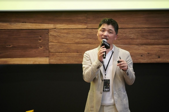 김범수 카카오임팩트 이사장이 '카카오임팩트의 첫 발, 100up 해봄'  콘퍼런스에서 기조연설을 하는 모습  [카카오 ]