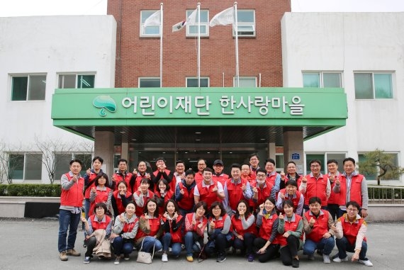 ABL생명 임직원들이 지난 18일 '4월 나눔의 날'을 맞아 임직원 36명이 경기도 광주에 위치한 중증 장애인 거주시설인 한사랑마을에서 봉사활동을 실시하고 기념사진을 찍고 있다. [사진=ABL생명]