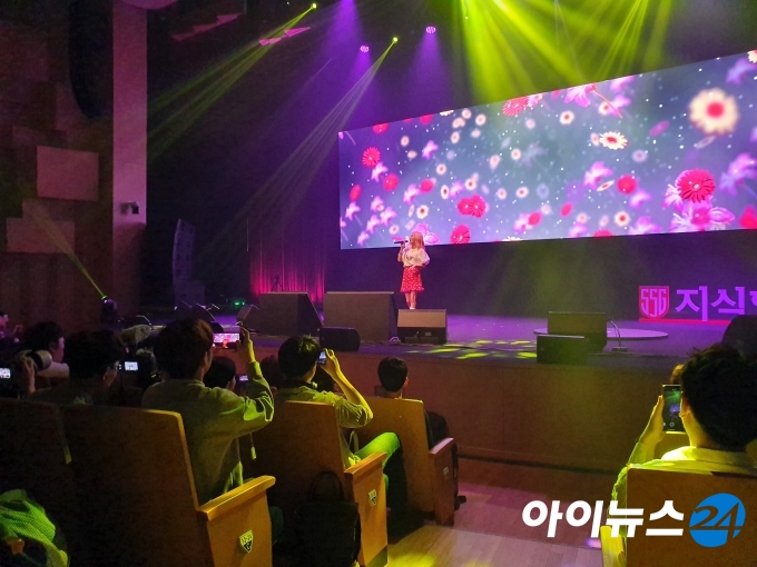 '볼빨간사춘기'의 공연에 참가자들은 열성적으로 호응했다. [사진=이현석기자]