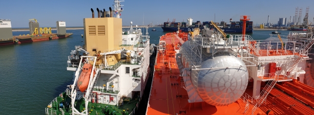 삼성중공업이 첫 건조한 LNG 연료추진 유조선(사진 오른쪽)이 네덜란드 로테르담항에서 LNG 벙커링 선박(사진 왼쪽)으로부터 LNG를 공급 받고 있는 모습[사진=삼성중공업]