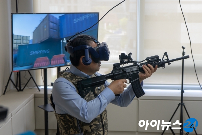 박양우 문체부 장관이 9일 리얼리티매직에서 VR 콘텐츠를 체험하고 있다