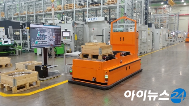 경남 창원 한화에어로스페이스 엔진부품신공장에서 무인운반로봇이 제품을 자동으로 적재하고 운반하고 있다 [사진=한화]