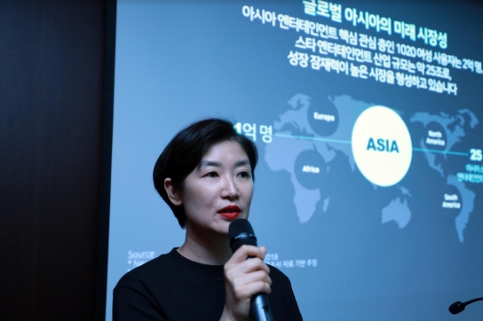 박선영 네이버 V CIC 대표가 23일 V 라이브 전략을 발표하는 모습  [네이버 ]