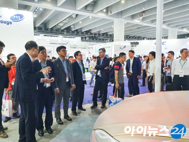 나경수 SK종합화학 사장(앞줄 왼쪽 두 번째)이 지난 22일 차이나플라스 2019에서 임직원들과 함께 주요 오토모티브 기업 부스를 관람하고 있다.