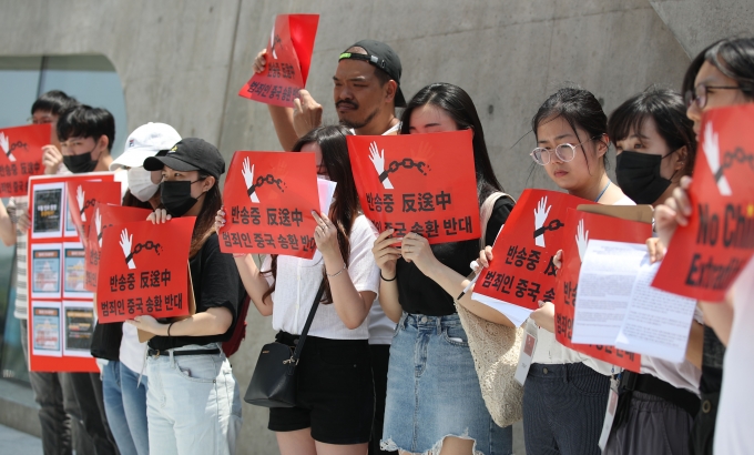 한국에 거주하는 홍콩 시민들이 15일 서울 중구 DDP에서 범죄인 인도 법안 개정에 반대하는 서명운동을 펼치며 홍콩 본토 거주민을 향한 지지와 연대를 표명하고 있다. [사진=뉴시스]