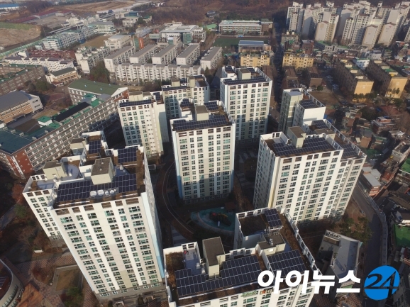 태양광 패널을 장착한 서울 중랑구의 한 아파트 [사진=한화]
