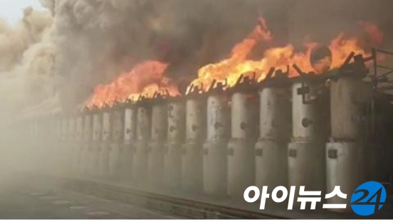 포스코 광양제철소가 전날 정전으로 인한 추가 피해를 막기 위해 잔류가스를 태우는 모습