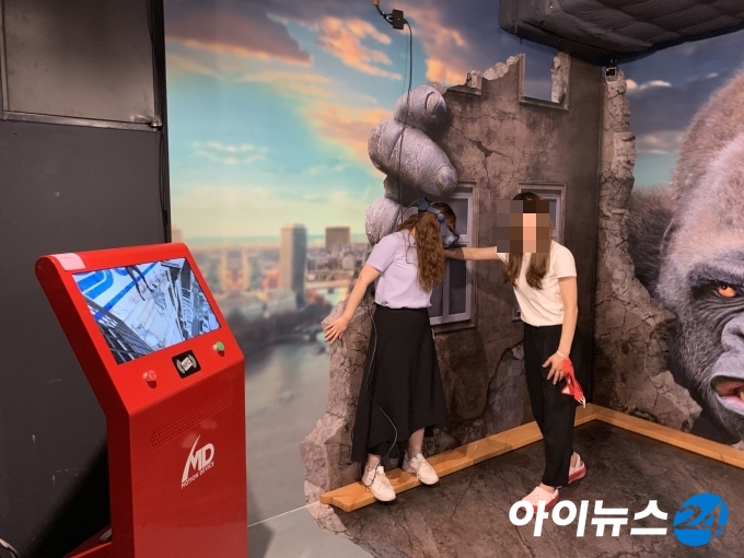 '콩 VR 테마파크'에서 한 방문객이 '고공체험' 어트랙션을 즐기고 있다. [사진=이현석기자]