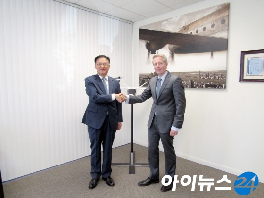 한화시스템 장시권 대표이사(좌)와 벤 티그너 K4 에어로노틱스 CEO(우) 모습 [사진=한화]