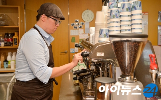 17일 경기 분당구 SK C&C사옥 9층 카페포유로 첫 출근한 유석훈씨가 커피를 내리고 있다. [사진=SK]
