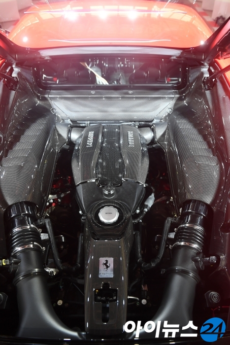 페라리의 8기통 터보 엔진은 2016년부터 2019년까지 4년 연속 올해의 엔진상 대상을 수상하고 지난 20년 간 엔진상을 수상한 모델 중 최고의 엔진으로 선정됐다.