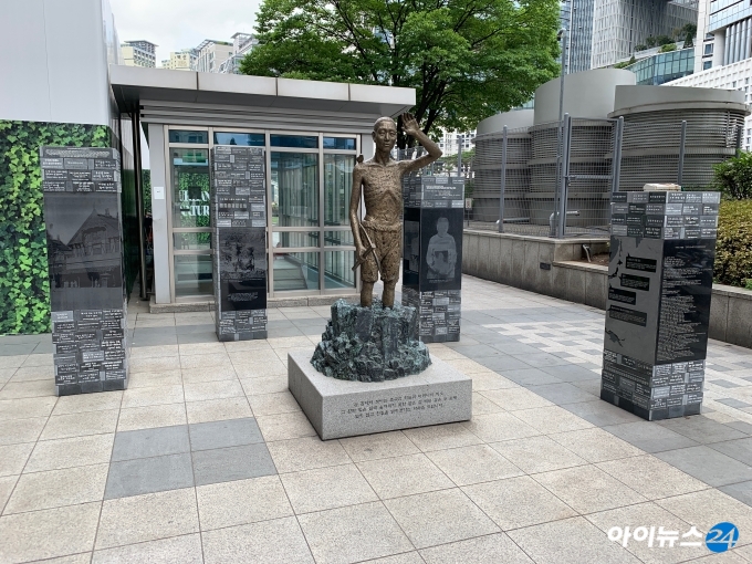 서울 용산역 인근에 세워진 일본 강제징용 사과를 요구하는 동상. [사진=이현석기자]