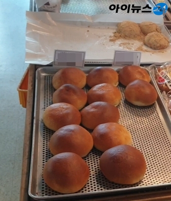 빵 카페 내부에 진열된 비빔빵들. [사진=서상혁 기자]