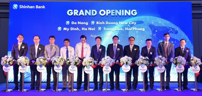 신한베트남은행은 현지에서 4개의 영업점을 새로 오픈했다. 다낭지점 개점식 모습.[사진=신한은행]