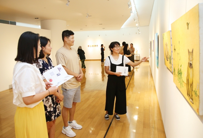 BNK경남은행갤러리에서 2030세대 작가 19명의 공예, 회화 작품을 전시한다.[사진=경남은행]