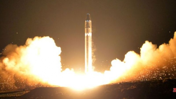 합동참모본부는 24일 아침 북한이 단거리 탄도미사일로 추정되는 발사체 2발을 동해상으로 발사했다고 발표했다. [뉴욕데일리뉴스]