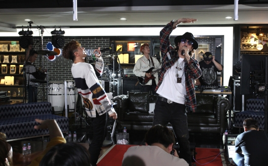 지난 19일 CJ ENM 본사에서 열린 '쇼크라이브' 생방송에서 타이거JK가 공연을 펼치고 있다. [사진=CJ오쇼핑]