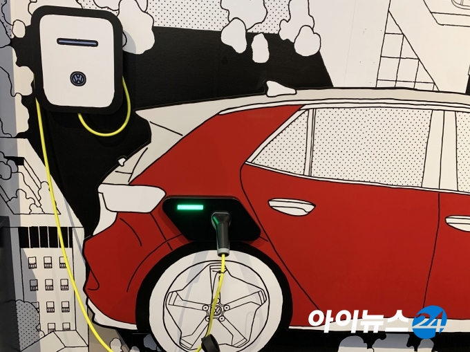 실제 전기차 모델에 적용되는 충전케이블이 달린 '충전 월박스'를 통해 전기차 충전을 체험할 수 있다. [서민지 기자]