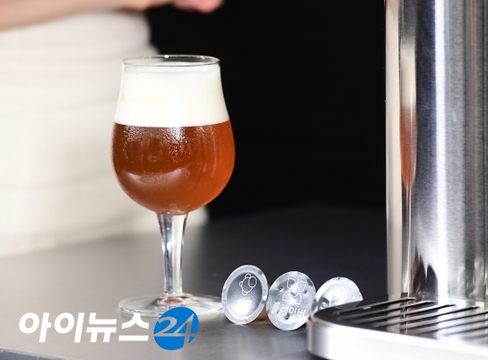 지난 7월 16일 서울 태평로 영국 대사관에서 열린 LG전자 홈브루 론칭행사 당시 홈브루로 생산한 수제맥주와 맥주 캡슐. 홈브루는 현행 주세법상 규제로 자체 생산 맥주를 이용한 시음행사를 열 수가 없었다.   