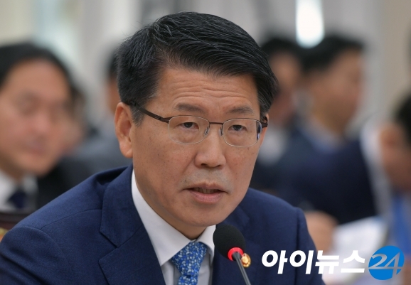 4일 은성수 금융위원장이 서울 여의도 국회에서 열린 국정감사에 참석해 의원들의 질의에 답변하고 있다. [사진=조성우 기자]