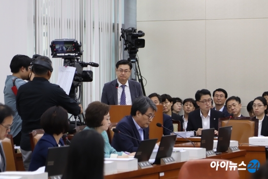 김정후 KT&G NGP개발실장이 4일 오후 복지위 국감에 출석해 증인 선서를 하고 있다. [사진=이현석기자]